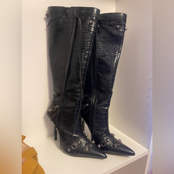 Beautiful boots - Picture 2 of 3